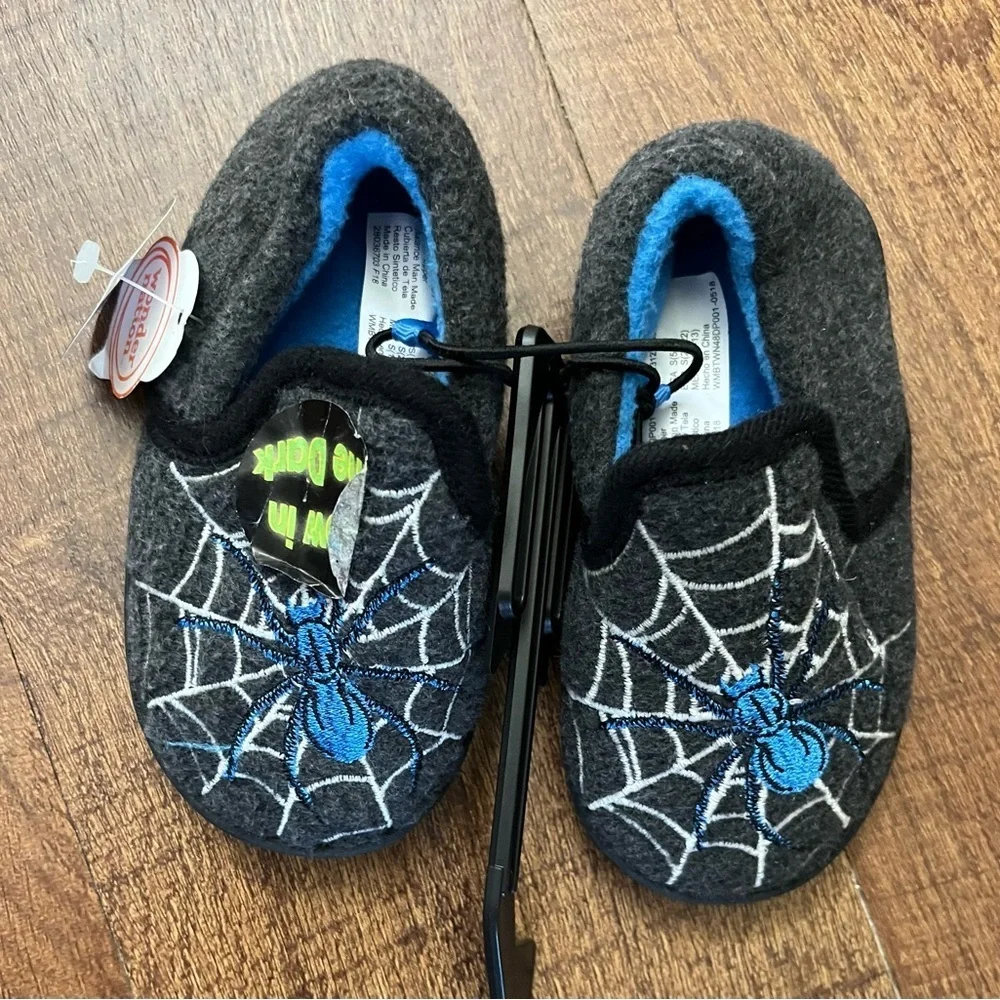 NWT baby toddler boy glow in the dark spider slippers Sz 5/6